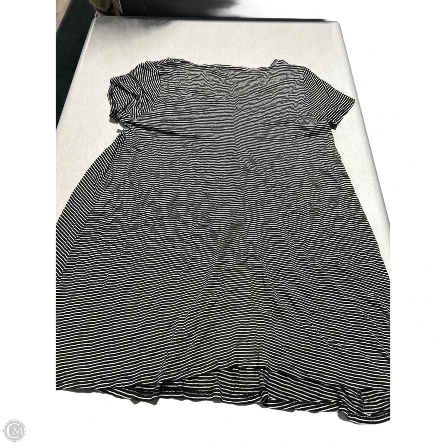 Top Short Sleeve By Maurices In Striped Pattern, Size: 2x
