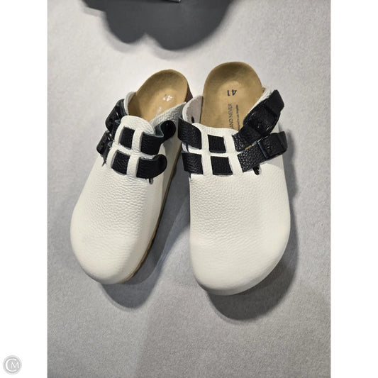 Shoes Flats By Cmb In White, Size: 10
