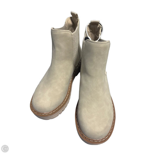 Boots Ankle Flats By Soda In Cream, Size: 6