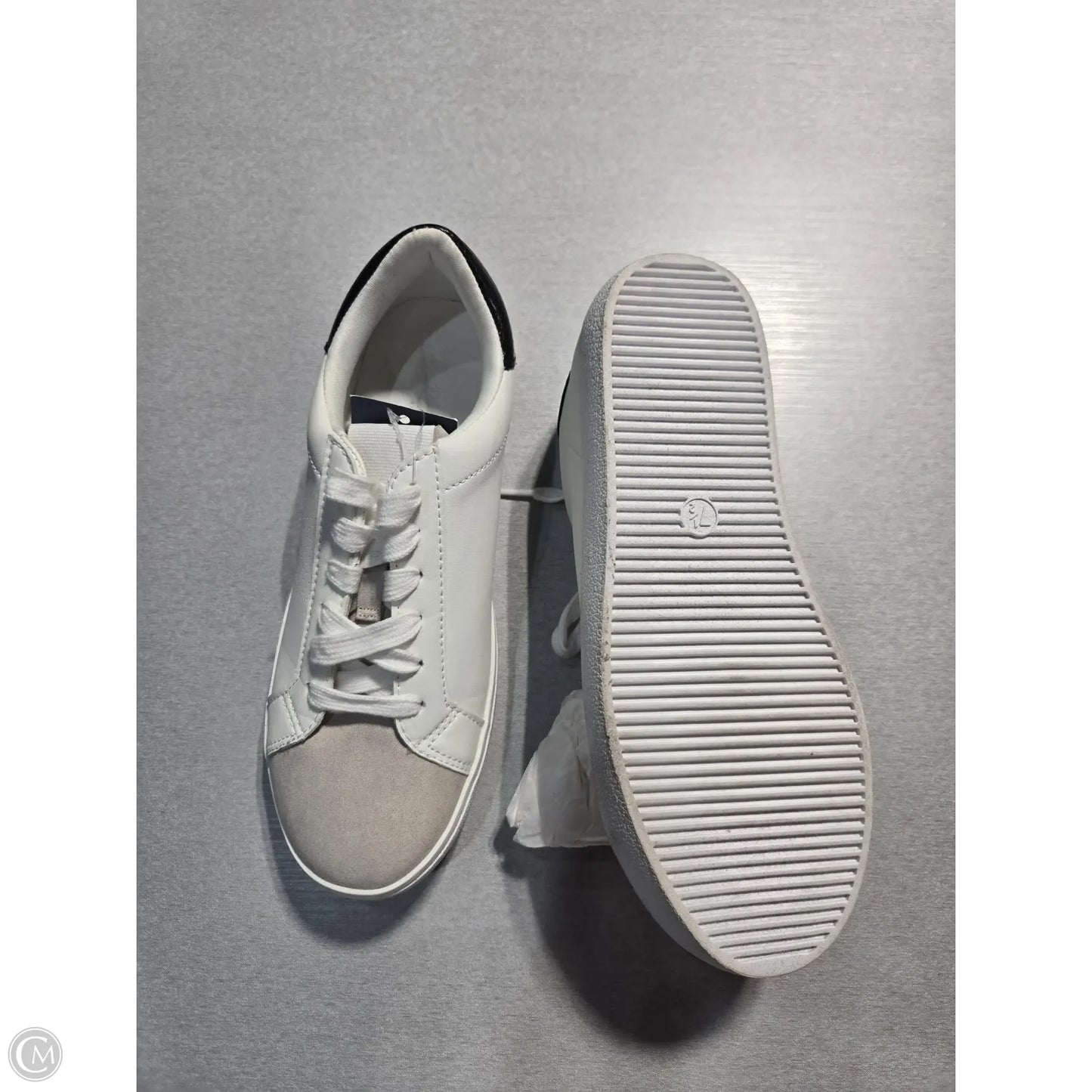Shoes Sneakers By Universal Standard In White, Size: 7.5