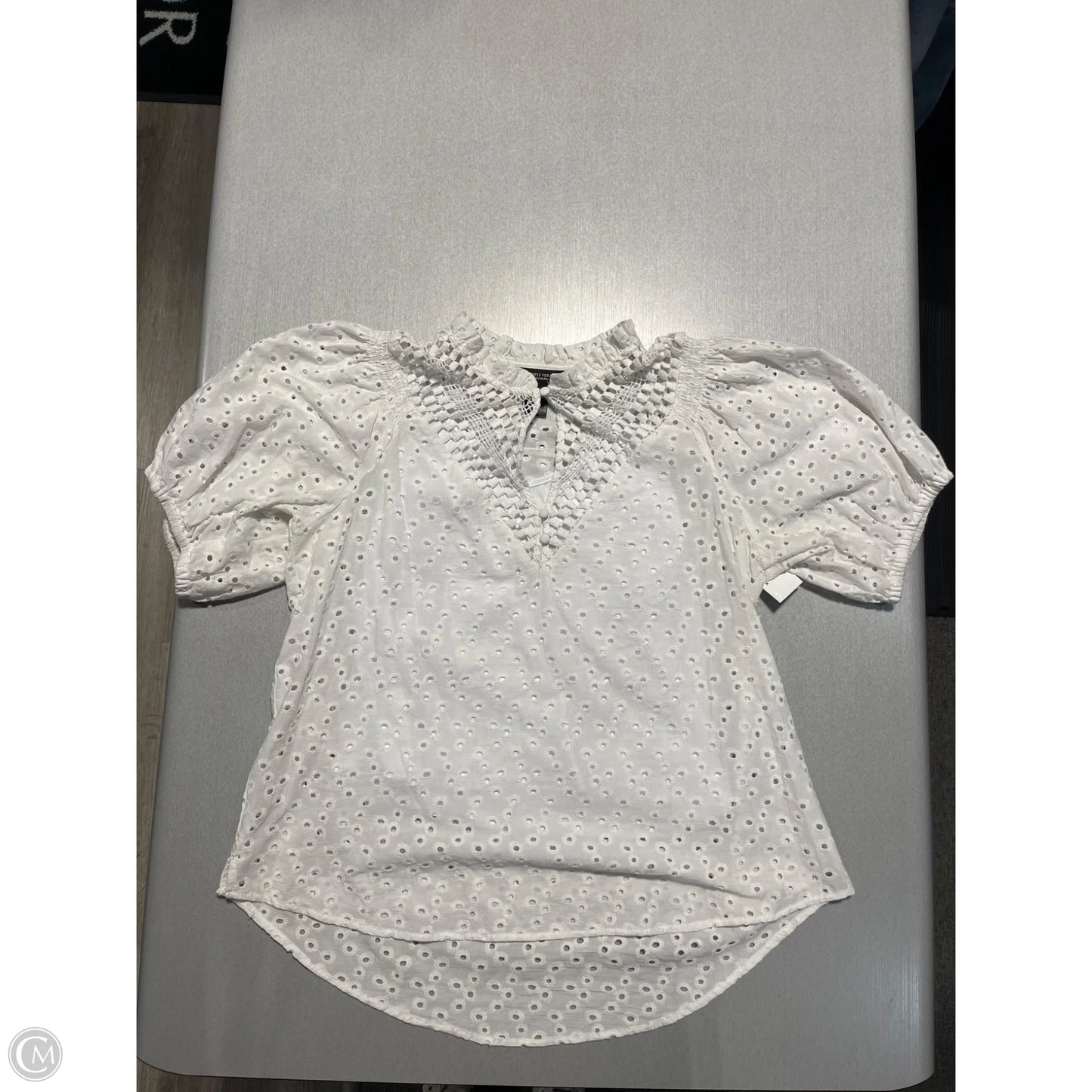 Top Short Sleeve By Simply Vera In White, Size: M