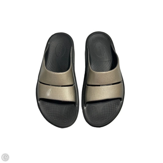 Sandals Flats By Oofos In Black, Size: 9