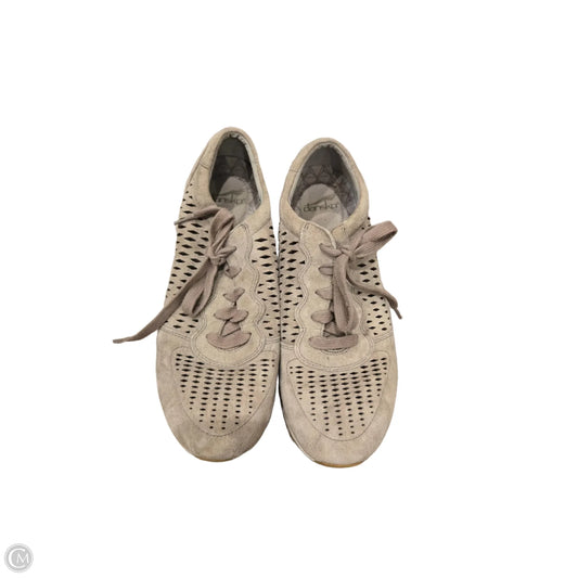 Shoes Sneakers By Dansko In Beige, Size: 9