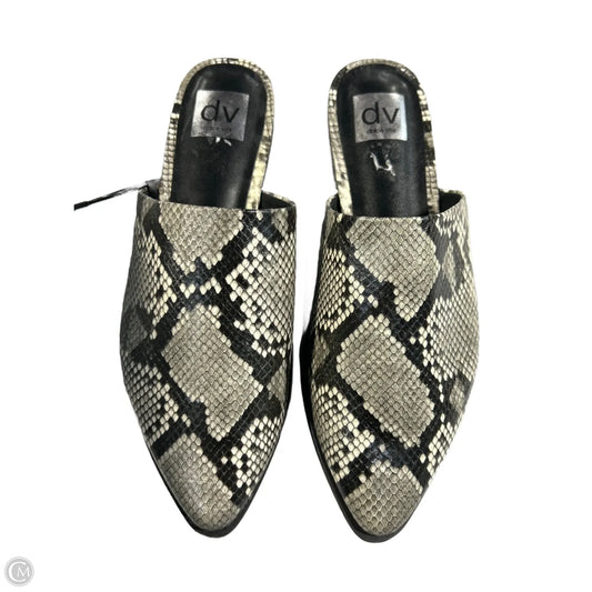 Shoes Flats By Dv In Animal Print, Size: 8.5