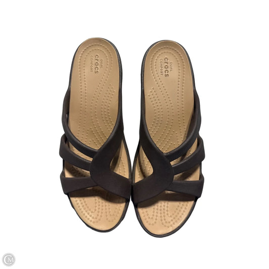 Sandals Flats By Crocs In Brown, Size: 10