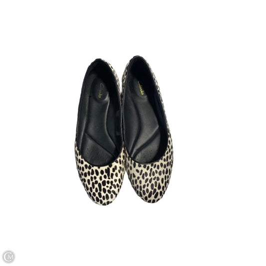 Shoes Flats By Clarks In Black & White, Size: 8