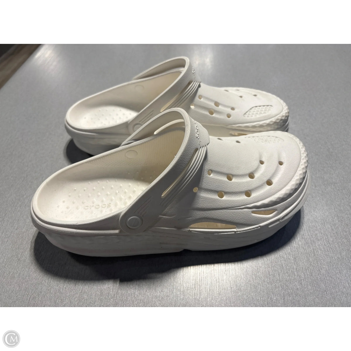 Sandals Flats By Crocs In White, Size: 10