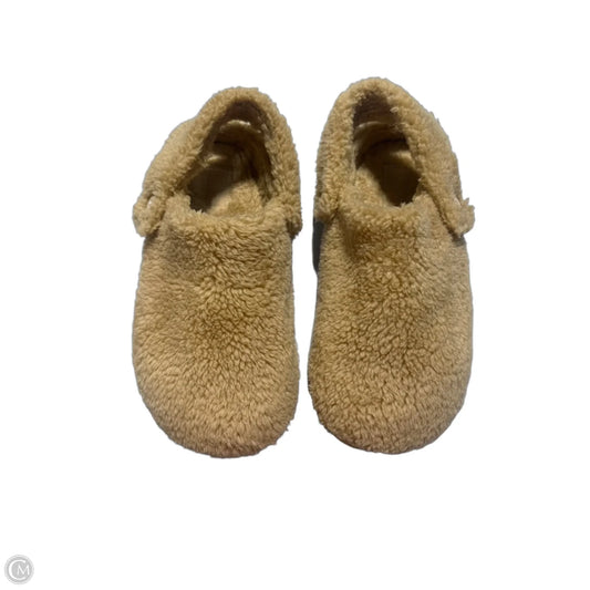 Shoes Flats By Crocs In Beige, Size: 9
